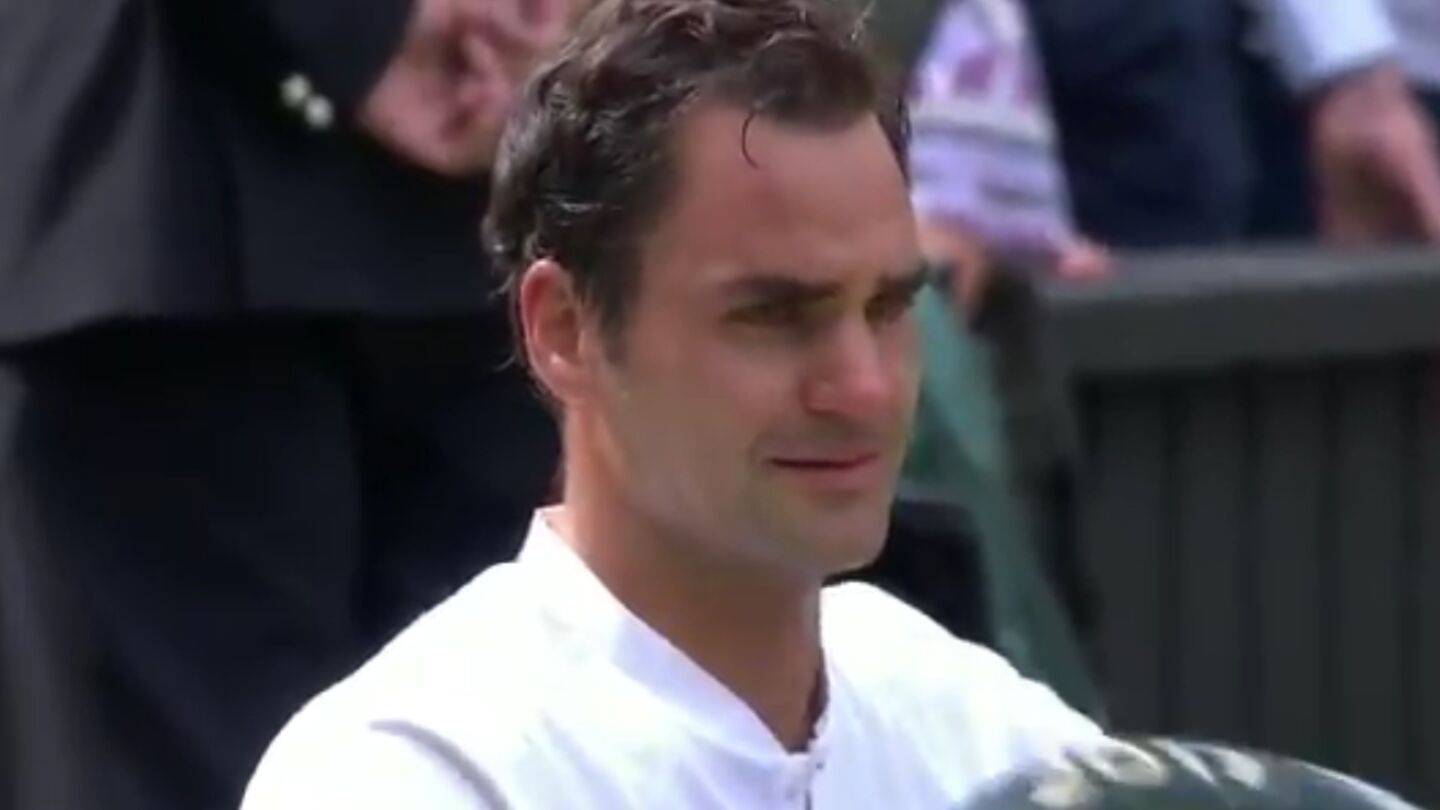 Roger Federer, entre l&aacute;grimas tras ganar Wimbledon