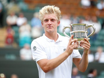 Alejandro Davidovich, con el trofeo de campeón de Wimbledon Alejandro Davidovich, con el trofeo de campeón de Wimbledon