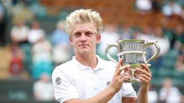 Alejandro Davidovich, con el trofeo de campeón de Wimbledon