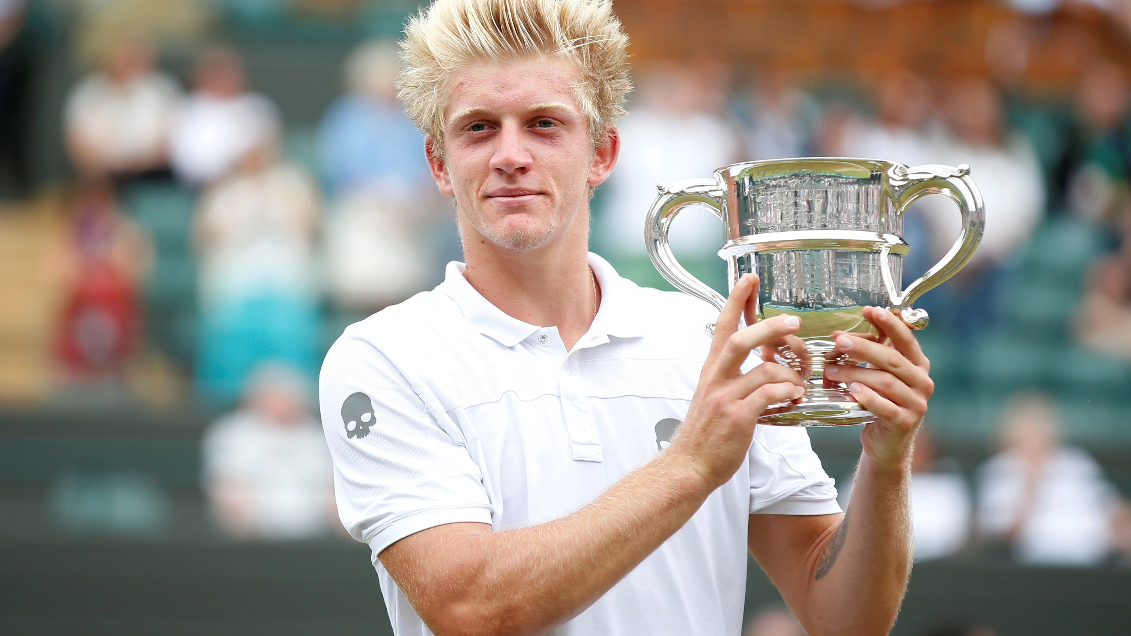 Alejandro Davidovich, con el trofeo de campeón de Wimbledon