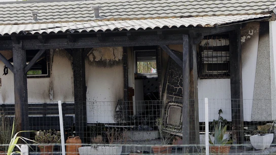 La vivienda calcinada por las llamas La vivienda calcinada por las llamas