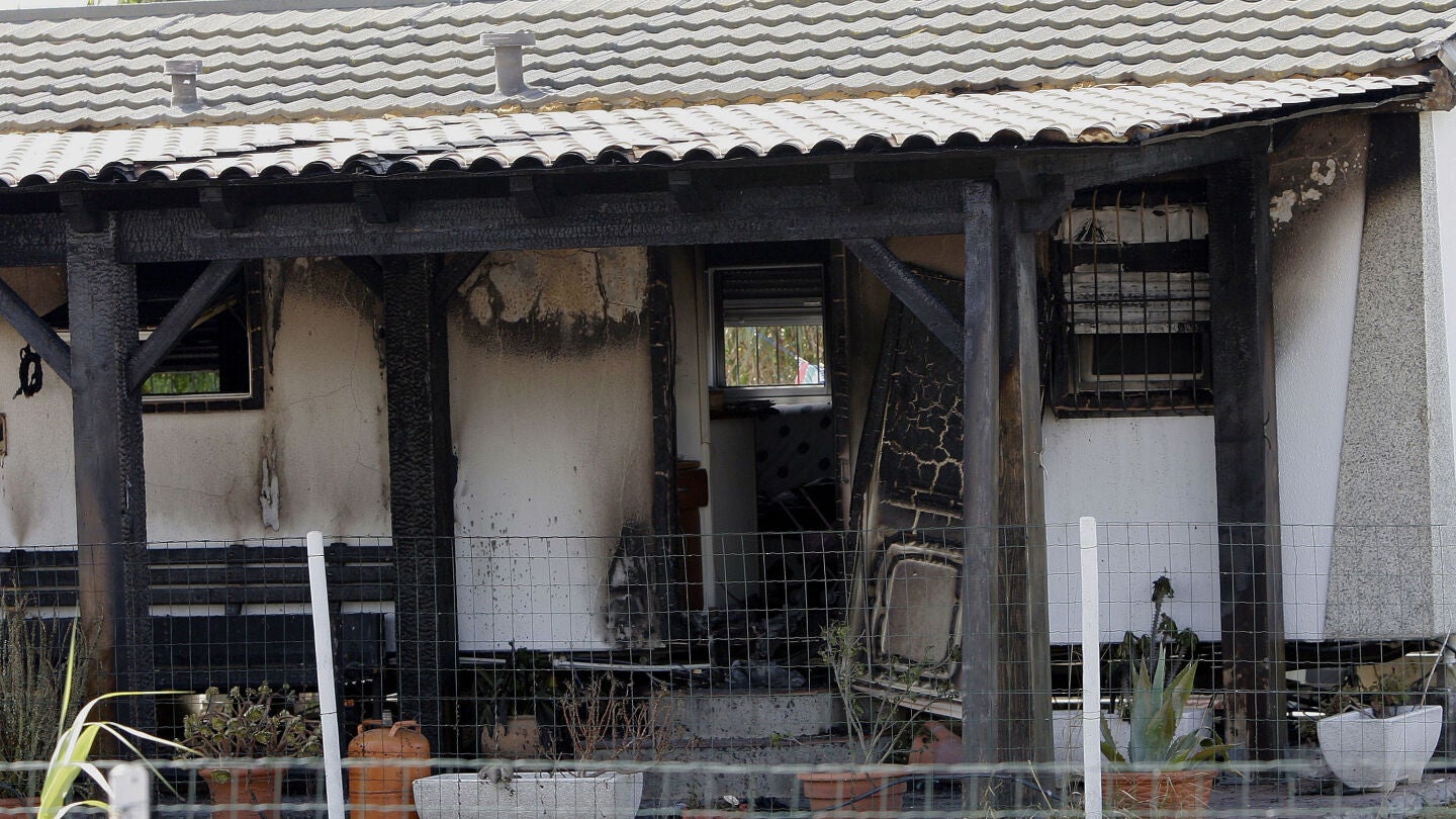 La vivienda calcinada por las llamas