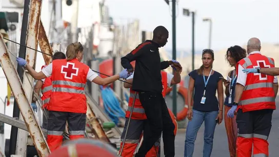 Llegada en una embarcación de Salvamento Marino de 66 inmigrantes a Almería Llegada en una embarcación de Salvamento Marino de 66 inmigrantes a Almería
