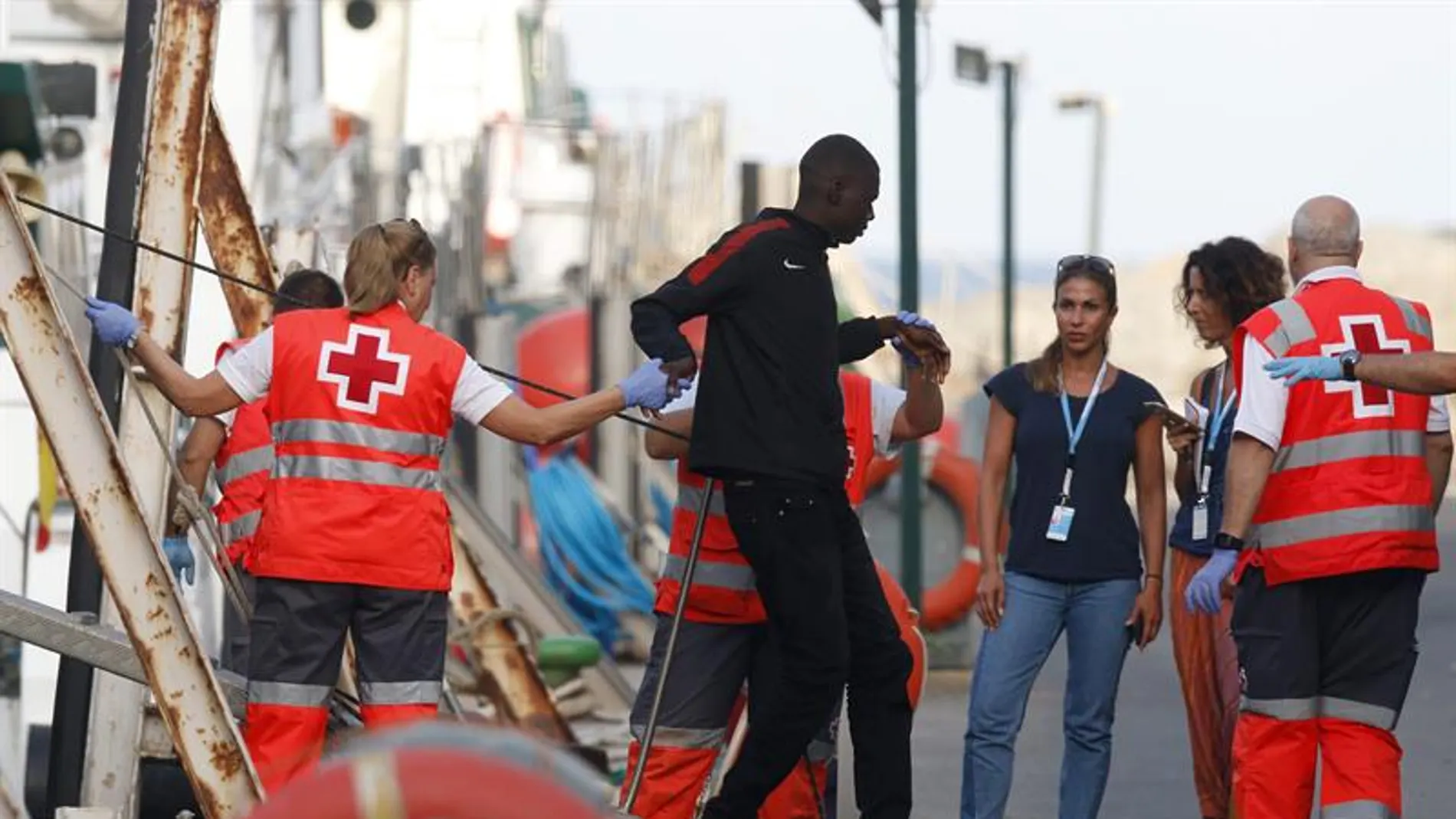 Llegada en una embarcación de Salvamento Marino de 66 inmigrantes a Almería 