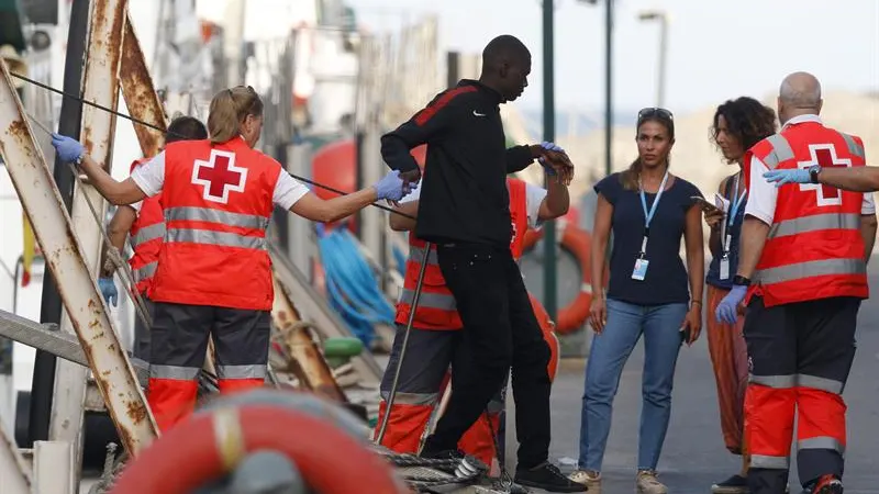 Llegada en una embarcación de Salvamento Marino de 66 inmigrantes a Almería 