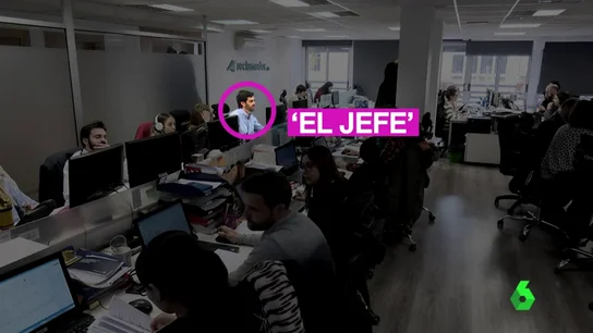 El jefe ahora se sienta entre sus empleados El jefe ahora se sienta entre sus empleados