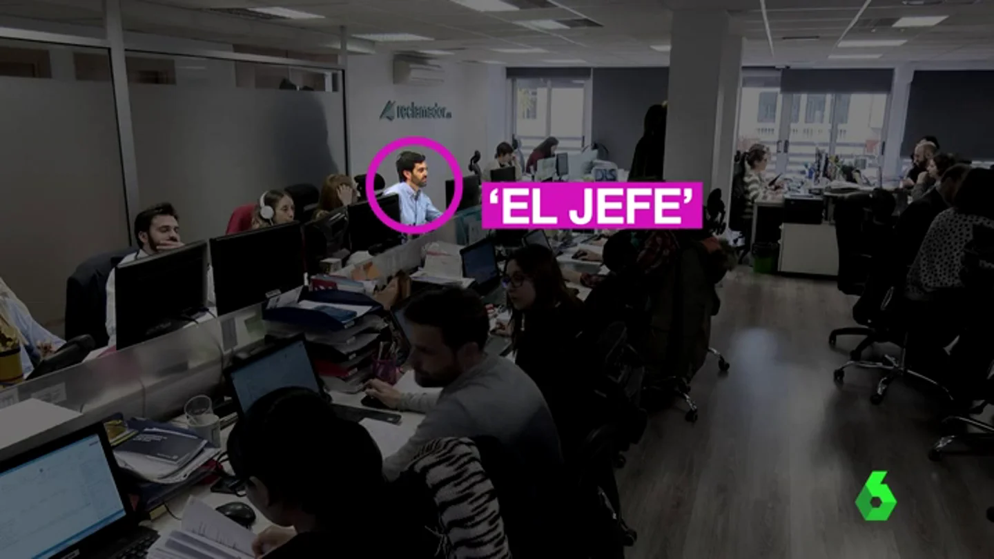 El jefe ahora se sienta entre sus empleados El jefe ahora se sienta entre sus empleados