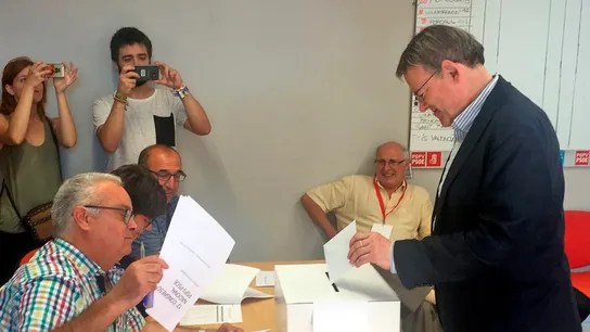 Ximo Puig votando en las primarias del Partido Socialista en la Comunidad Valenciana Ximo Puig votando en las primarias del Partido Socialista en la Comunidad Valenciana