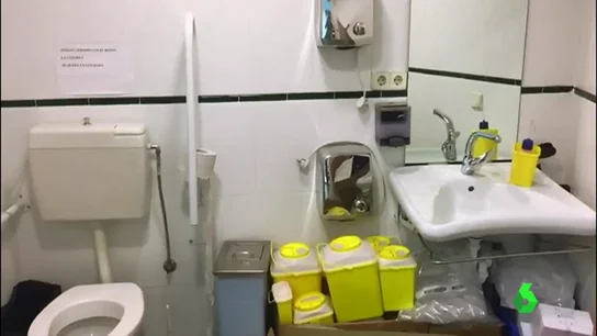 El material médicos acumulado en el baño de un centro El material médicos acumulado en el baño de un centro