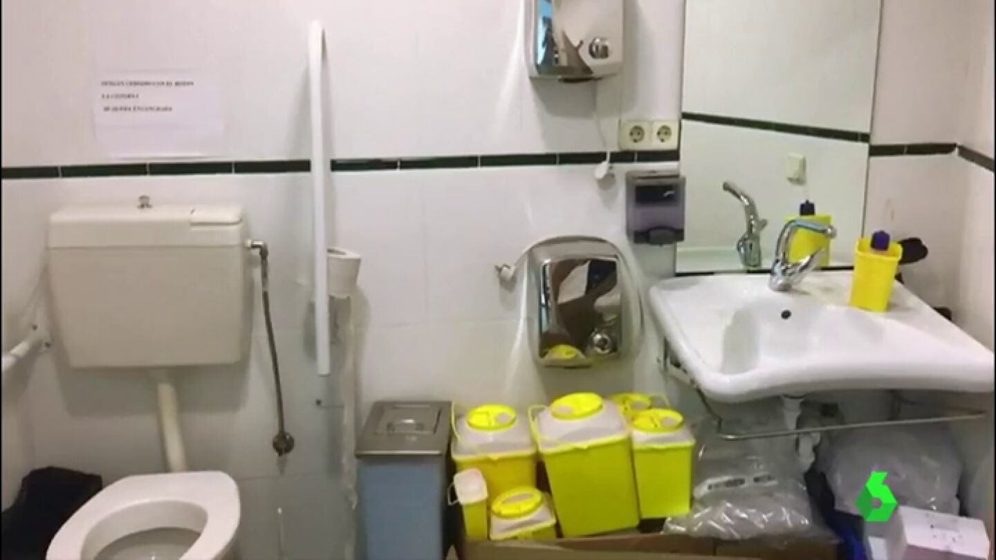 El material m&eacute;dicos acumulado en el ba&ntilde;o de un centro