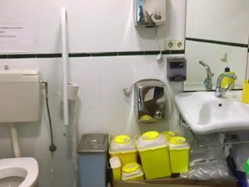 El material médicos acumulado en el baño de un centro El material médicos acumulado en el baño de un centro