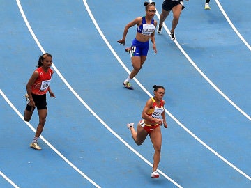 Jael Bestue, liderando una carrera de los 200 metros lisos Jael Bestue, liderando una carrera de los 200 metros lisos