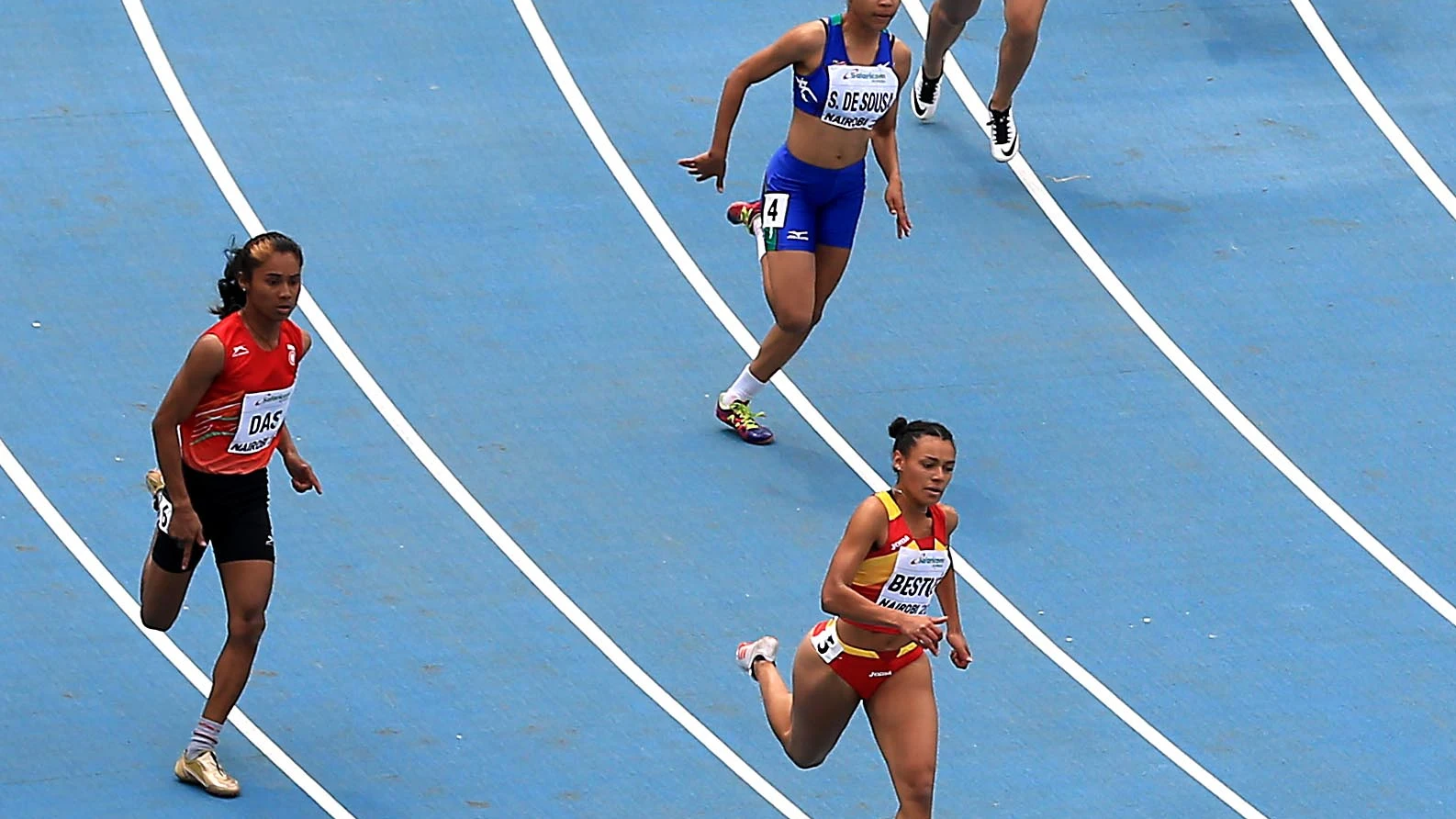 Jael Bestue, liderando una carrera de los 200 metros lisos Jael Bestue, liderando una carrera de los 200 metros lisos