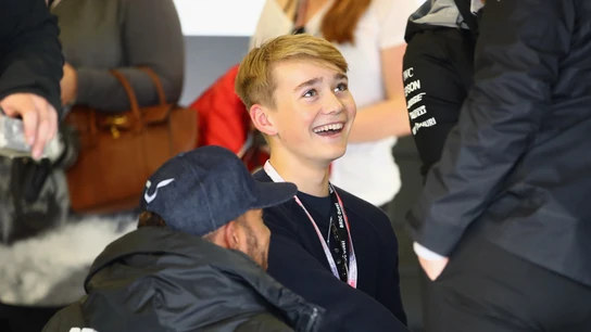 Billy Monger, junto a Hamilton en el box de Mercedes Billy Monger, junto a Hamilton en el box de Mercedes