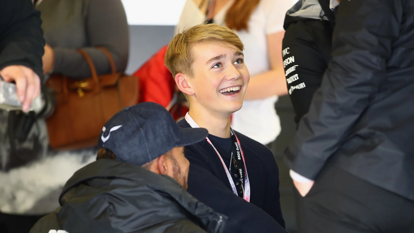 Billy Monger, junto a Hamilton en el box de Mercedes Billy Monger, junto a Hamilton en el box de Mercedes