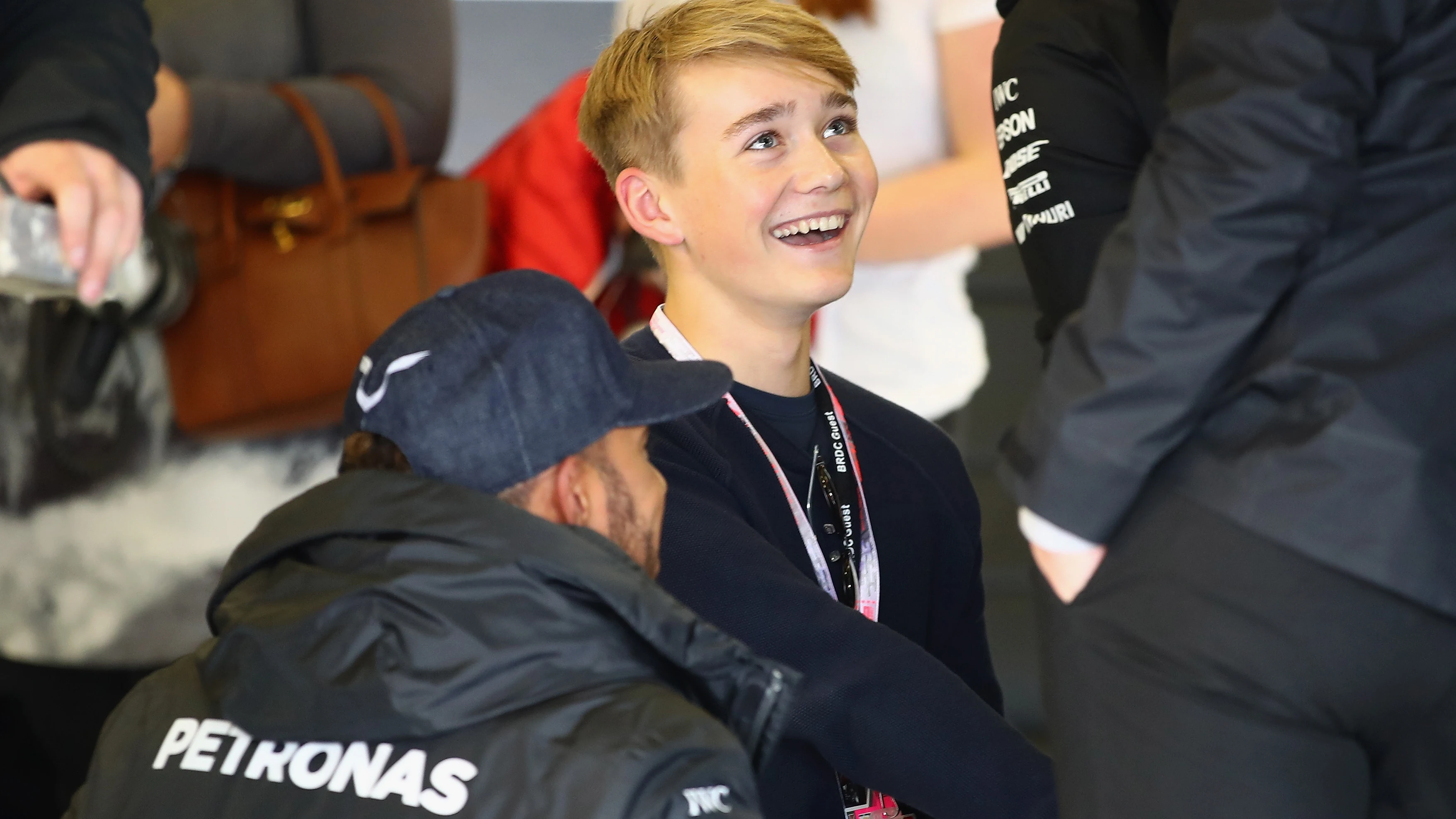 Billy Monger, junto a Hamilton en el box de Mercedes