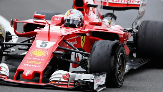 Sebastian Vettel, con el neumático pinchado Sebastian Vettel, con el neumático pinchado