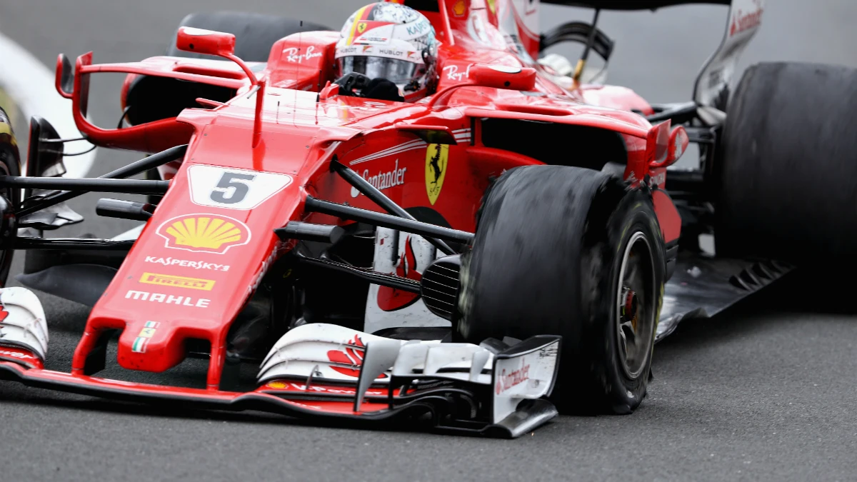 Sebastian Vettel, con el neumático pinchado Sebastian Vettel, con el neumático pinchado