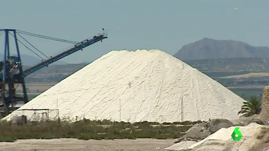 Las salinas de Torrevieja Las salinas de Torrevieja pasan de ser el mayor productor de sal europeo a tener que importarla por las lluvias