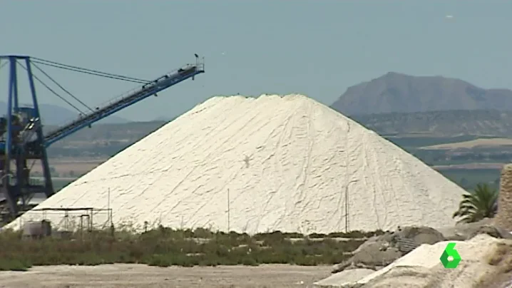 Las salinas de Torrevieja pasan de ser el mayor productor de sal europeo a tener que importarla por las lluvias