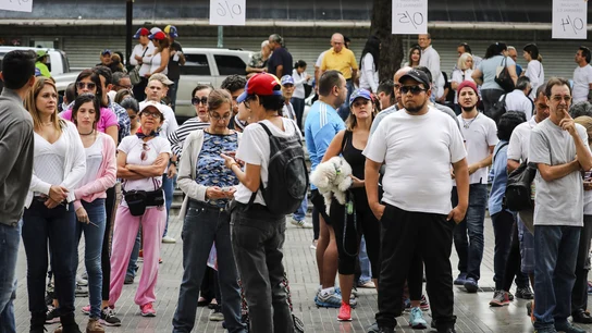 Un grupo de venezolanos esperando para votar en Caracas Un grupo de venezolanos esperando para votar en Caracas