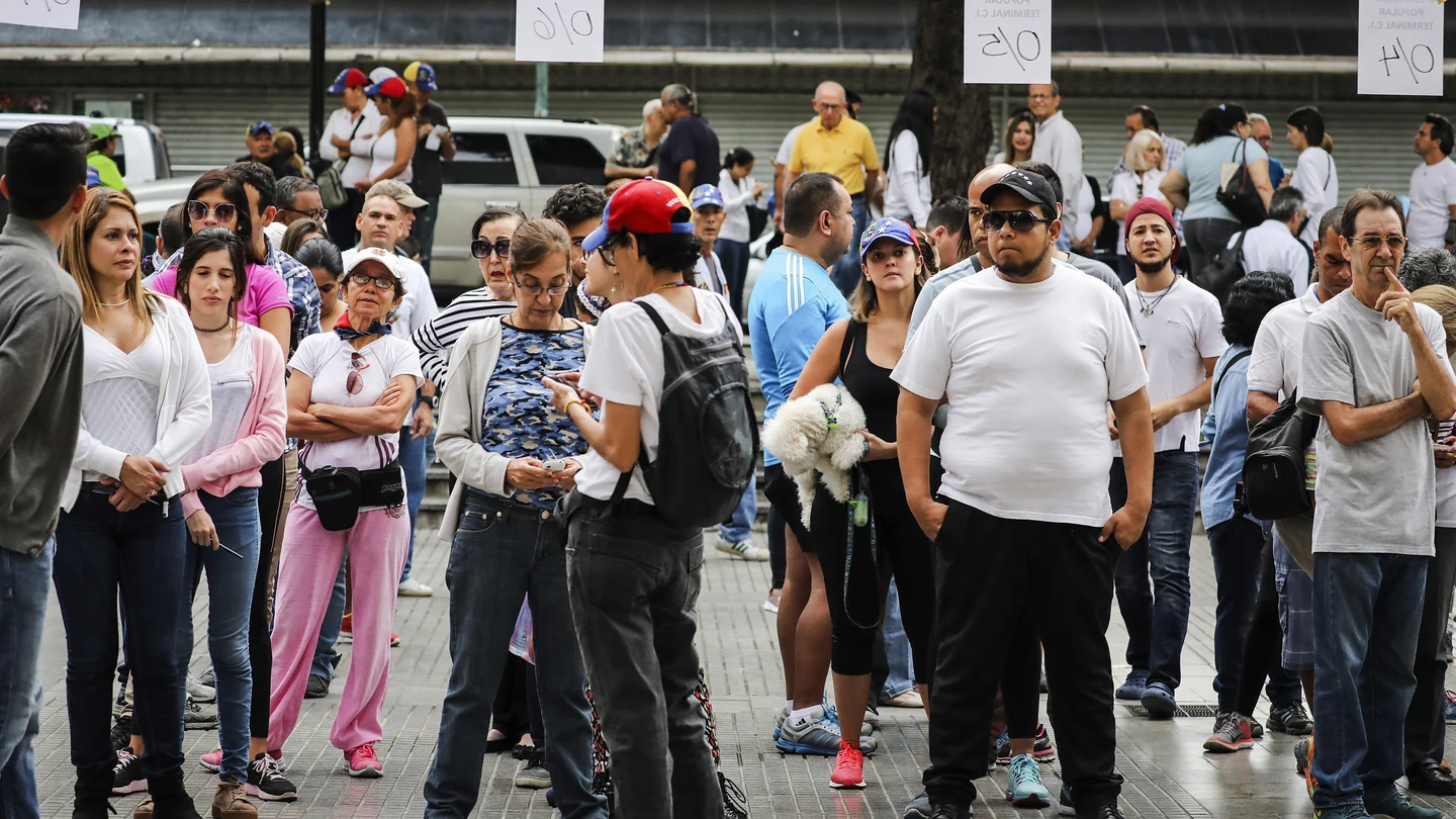 Un grupo de venezolanos esperando para votar en Caracas Un grupo de venezolanos esperando para votar en Caracas
