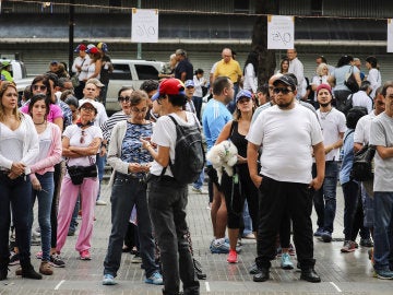 Un grupo de venezolanos esperando para votar en Caracas Un grupo de venezolanos esperando para votar en Caracas