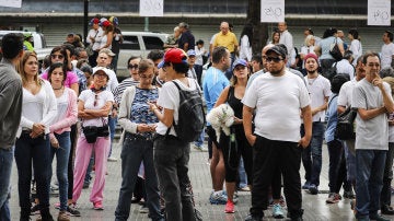 Un grupo de venezolanos esperando para votar en Caracas