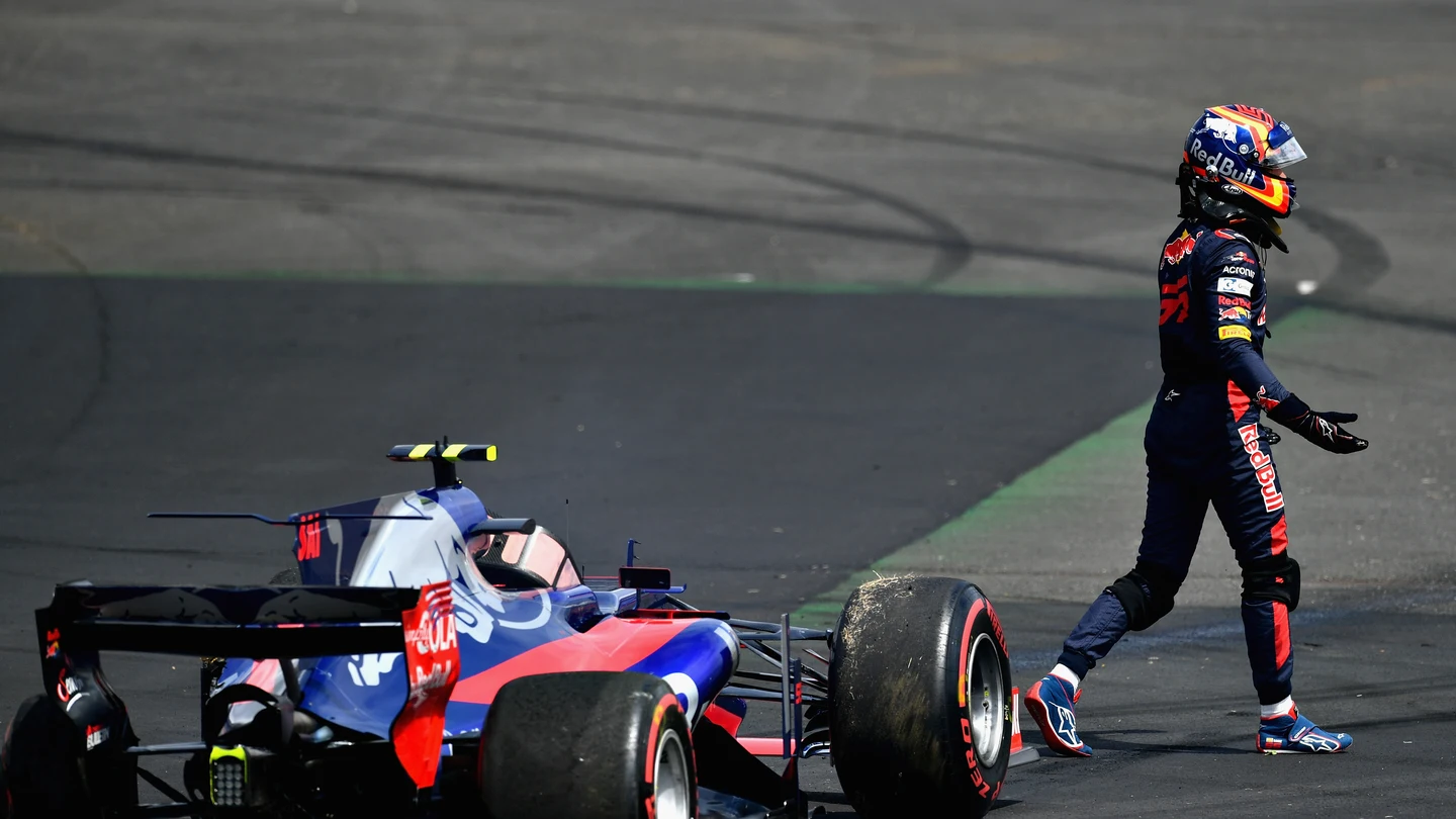 Carlos Sainz, pidiendo explicaciones tras su accidente con Kvyat Carlos Sainz, pidiendo explicaciones tras su accidente con Kvyat