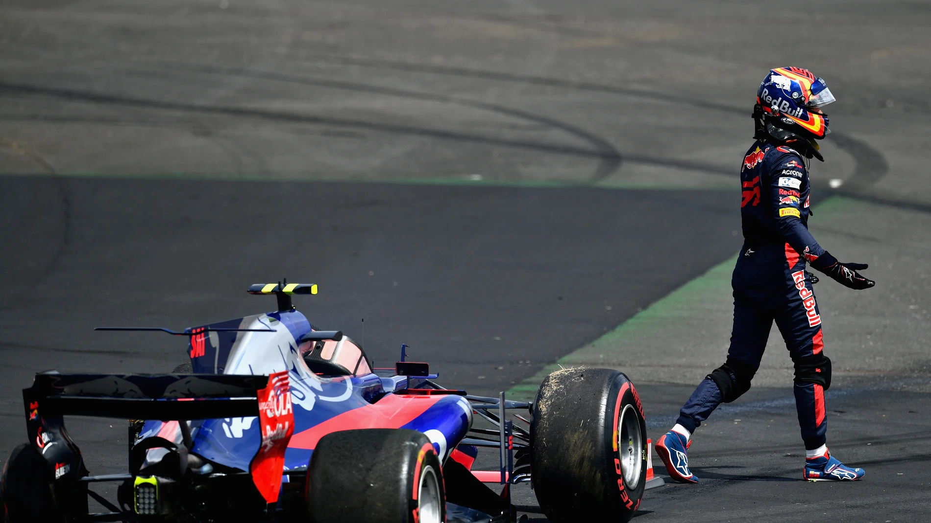 Carlos Sainz, pidiendo explicaciones tras su accidente con Kvyat