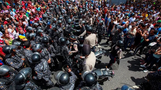 Enfrentamientos al oeste de Caracas durante la celebración del plebiscito convocado por la oposición Enfrentamientos al oeste de Caracas durante la celebración del plebiscito convocado por la oposición