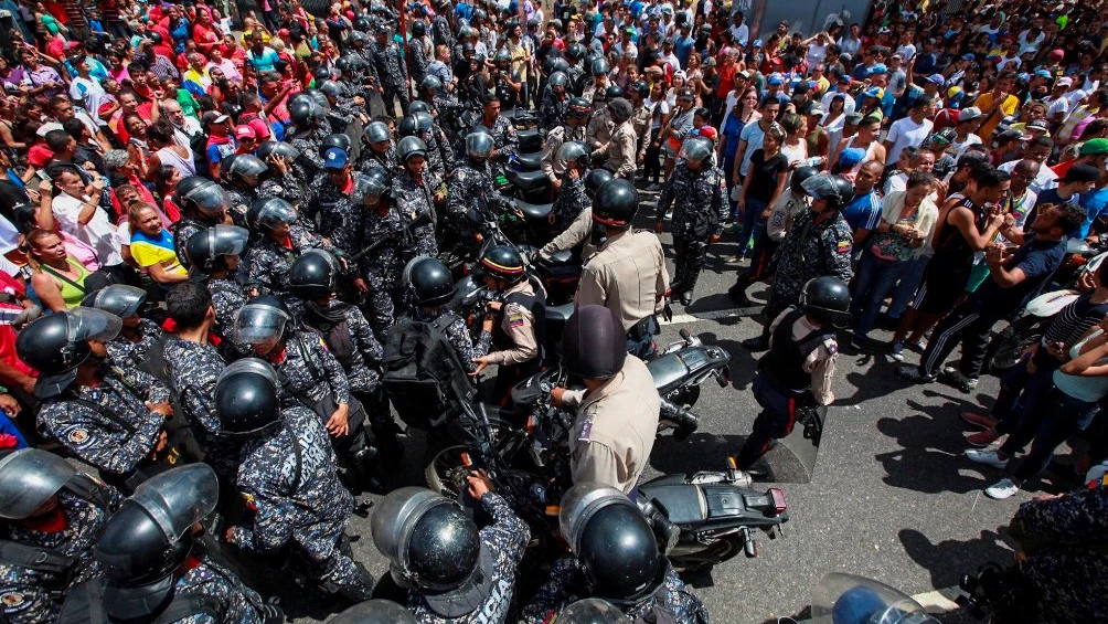 Enfrentamientos al oeste de Caracas durante la celebración del plebiscito convocado por la oposición