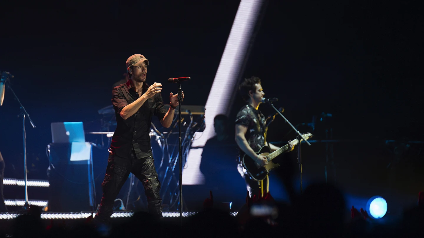 El cantante Enrique Iglesias, en un momento del concierto que ha ofrecio anoche en Santander El cantante Enrique Iglesias, en un momento del concierto que ha ofrecio anoche en Santander