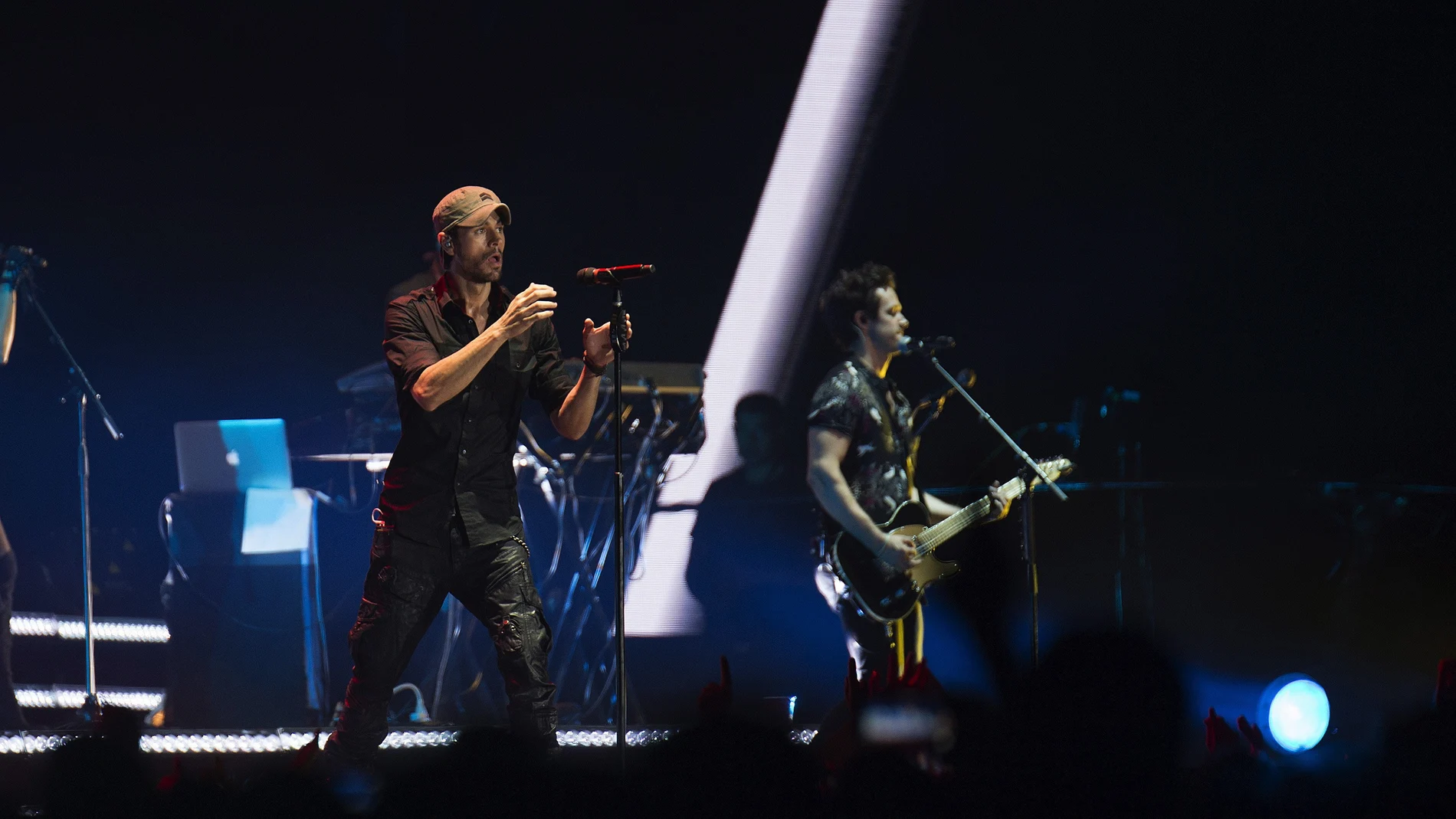El cantante Enrique Iglesias, en un momento del concierto que ha ofrecio anoche en Santander