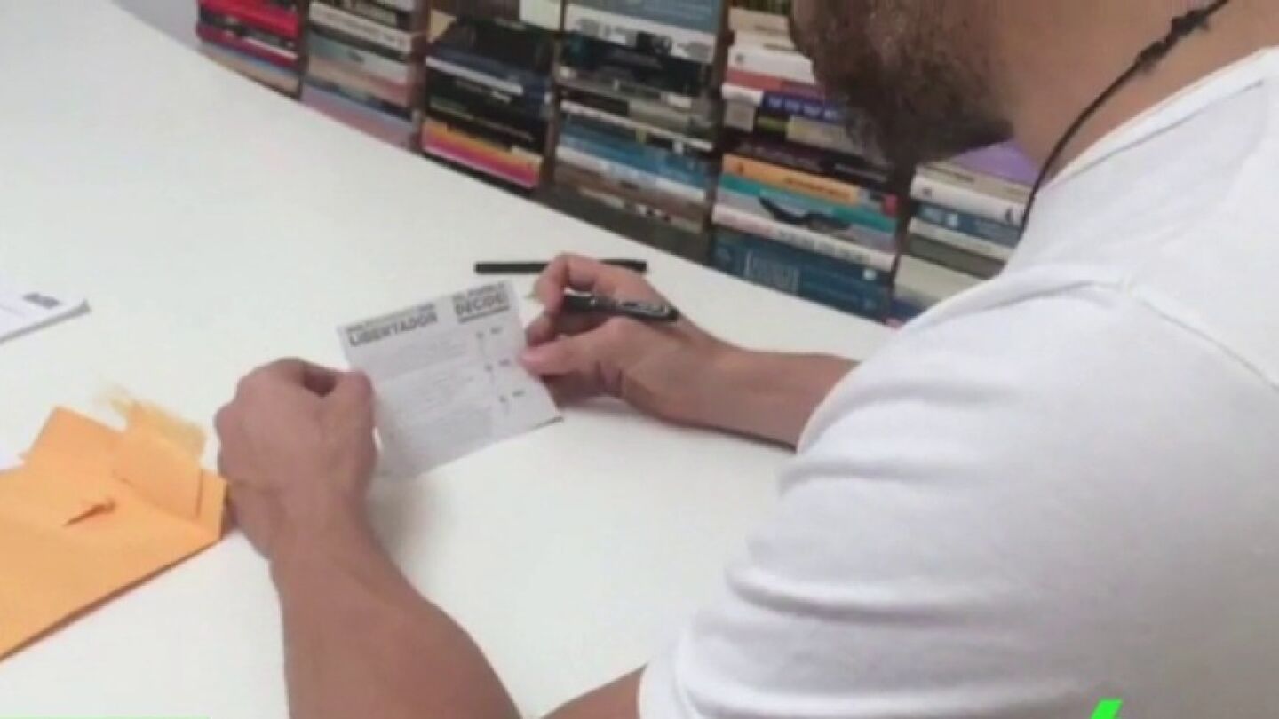 Lepoldo L&oacute;pez votando el plebiscito desde su casa