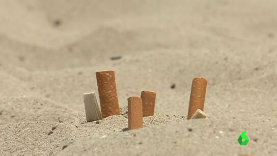 Arrojar colillas, latas o chiles a la arena de la playa puede costar multas de m&aacute;s de 200 euros