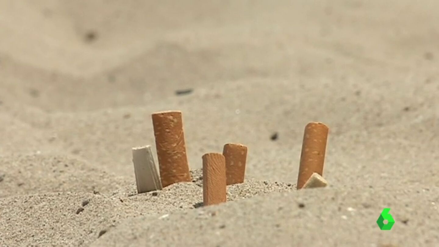 Arrojar colillas, latas o chiles a la arena de la playa puede costar multas de m&aacute;s de 200 euros