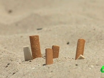 Arrojar colillas, latas o chiles a la arena de la playa puede costar multas de más de 200 euros Arrojar colillas, latas o chiles a la arena de la playa puede costar multas de más de 200 euros