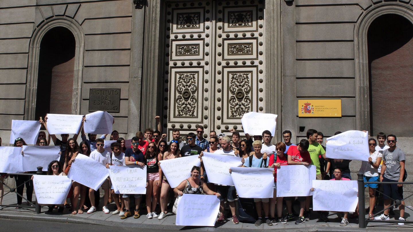 Concentraci&oacute;n de estudiantes universitarios convocada hoy frente al Consejo Escolar del Estado,