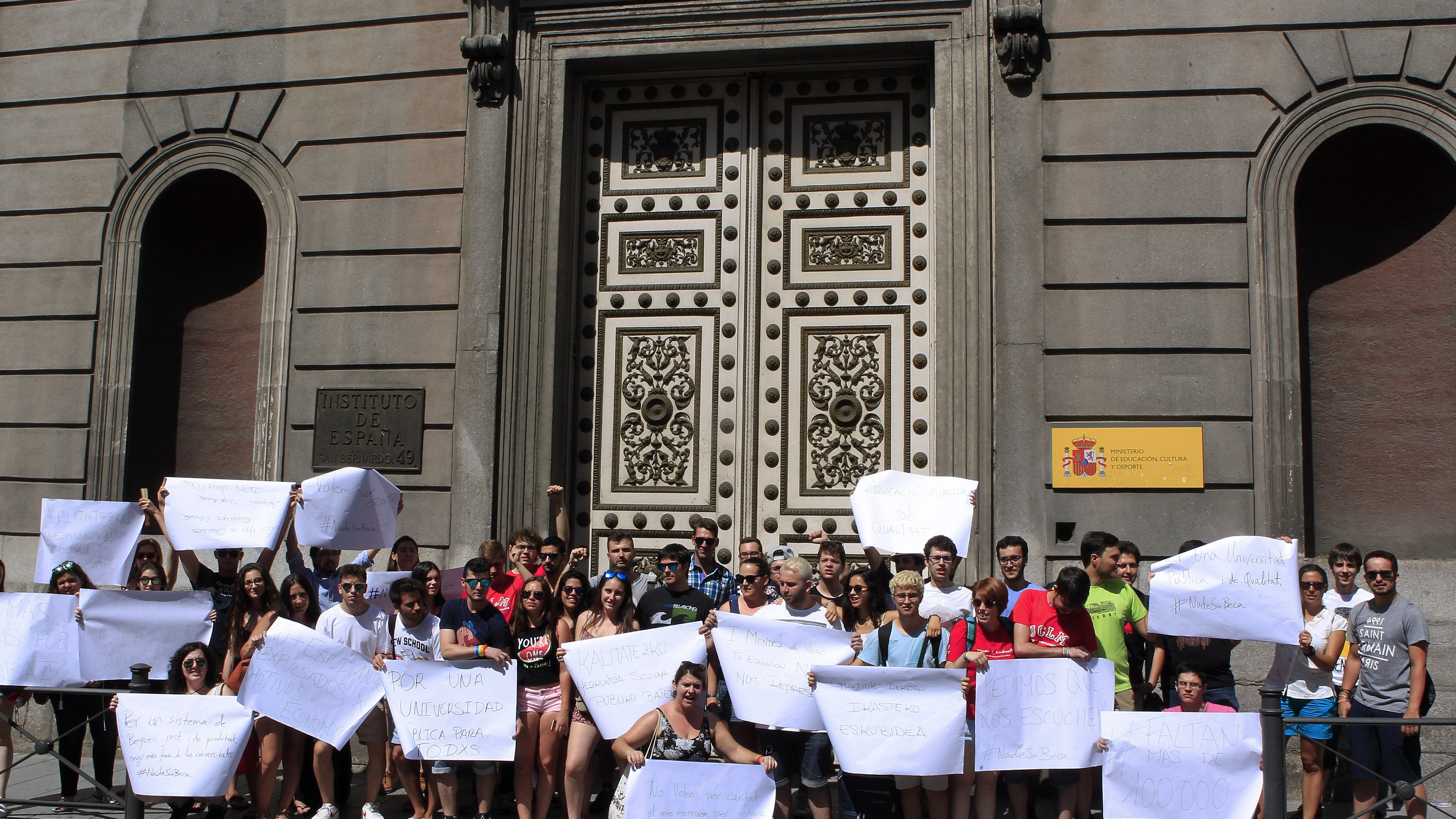 Concentración de estudiantes universitarios convocada hoy frente al Consejo Escolar del Estado,