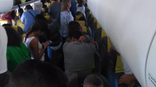 Impiden despegar a un avión que iba a expulsar a un senegalés Impiden despegar a un avión que iba a expulsar a un senegalés