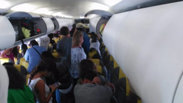 Impiden despegar a un avión que iba a expulsar a un senegalés Impiden despegar a un avión que iba a expulsar a un senegalés