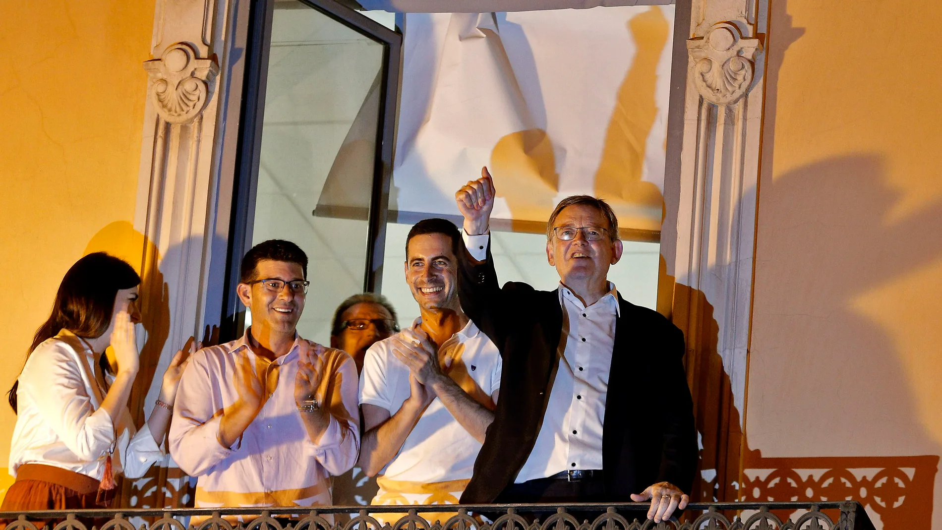 El presidente de la Comunitat Valenciana, Ximo Puig (d), saluda a los militantes socialistas tras ser reelegido 
