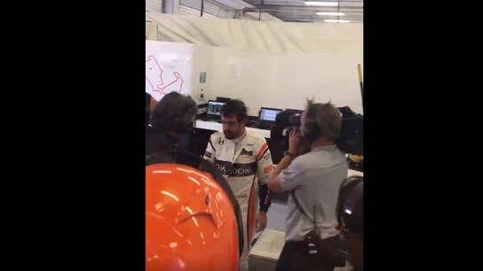 Fernando Alonso entra en el box tras abandonar en Silverstone Fernando Alonso entra en el box tras abandonar en Silverstone