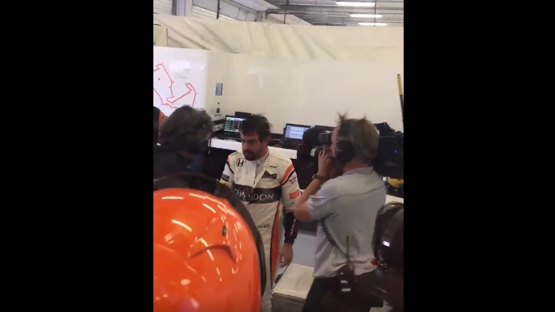 Fernando Alonso entra en el box tras abandonar en Silverstone