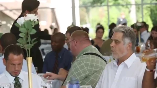 Veteranos y personas sin hogar disfrutan del lujoso banquete Veteranos y personas sin hogar disfrutan del lujoso banquete