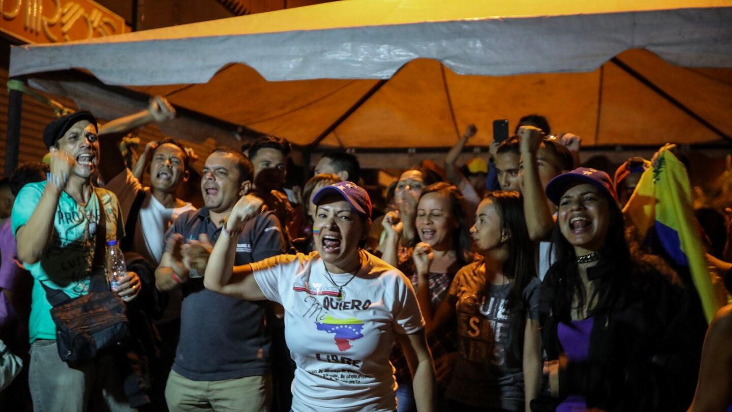 Un grupo de simpatizantes de la oposici&oacute;n celebra luego del cierre de las mesas de votaci&oacute;n de la consulta opositora en Caracas (Venezuela