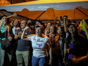 Un grupo de simpatizantes de la oposición celebra luego del cierre de las mesas de votación de la consulta opositora en Caracas (Venezuela Un grupo de simpatizantes de la oposición celebra luego del cierre de las mesas de votación de la consulta opositora en Caracas (Venezuela