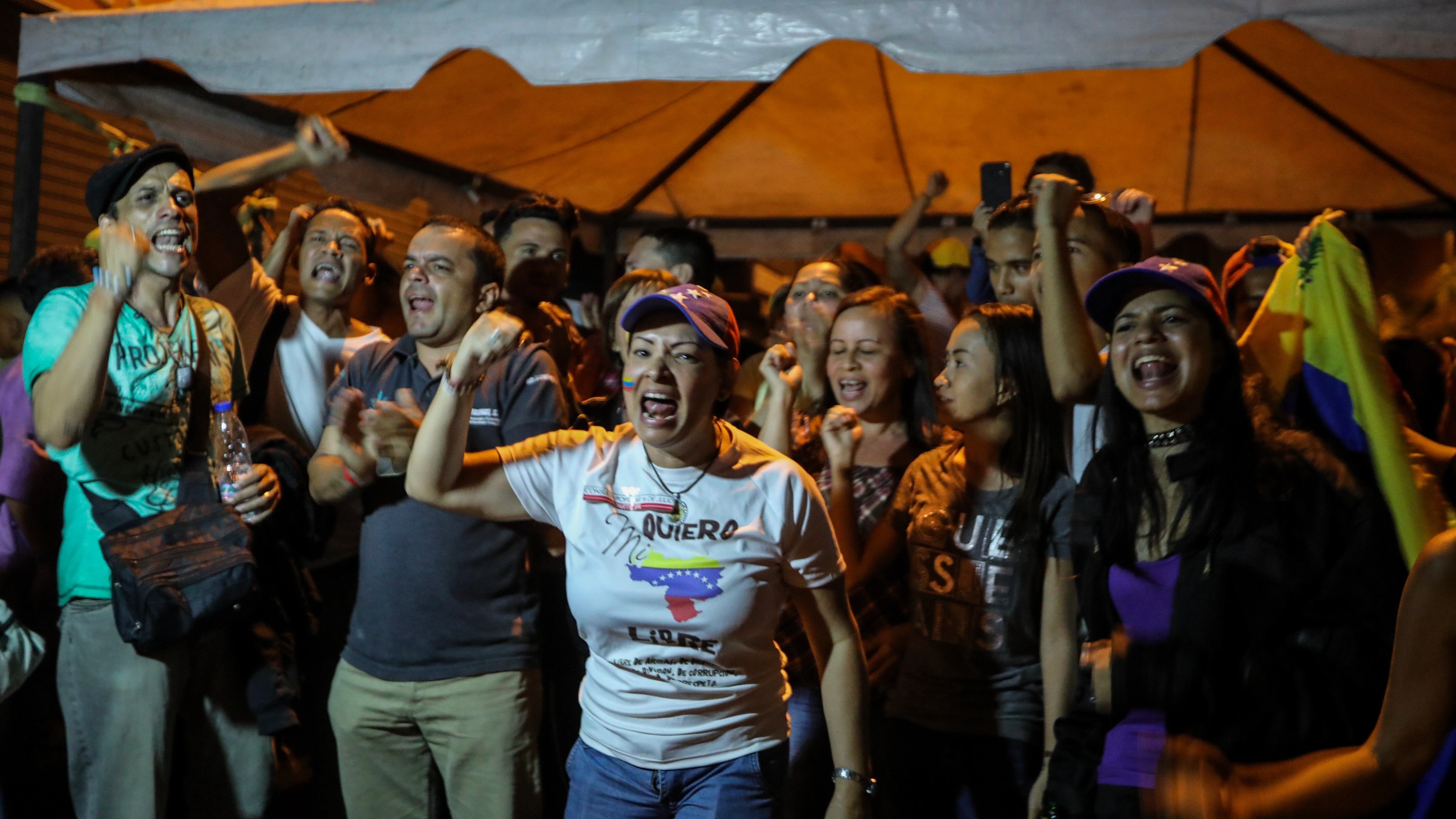 Un grupo de simpatizantes de la oposición celebra luego del cierre de las mesas de votación de la consulta opositora en Caracas (Venezuela