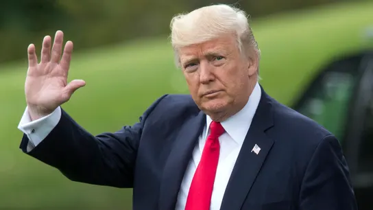 Donald Trump saluda tras un evento Donald Trump saluda tras un evento